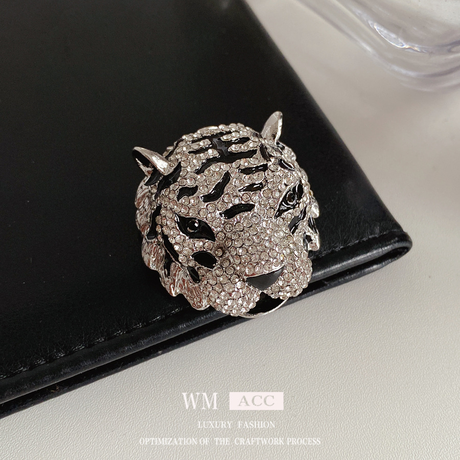 Medieval vintage zircon cabeza de tigre broche de lujo ligero de alto nivel joyería de pin nicho accesorios de ropa universal