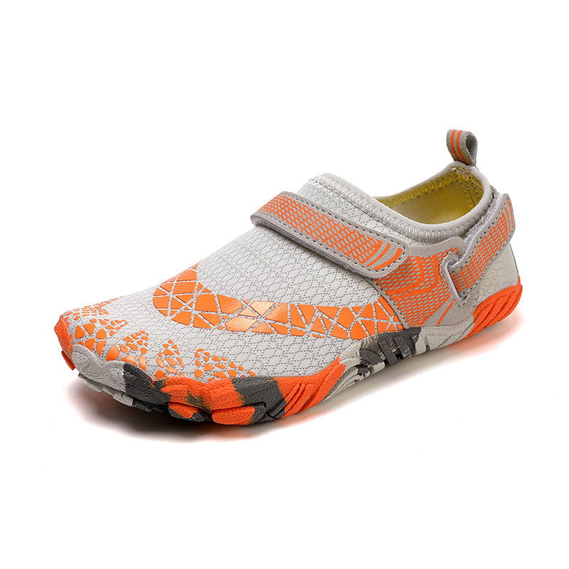 Children's climbing shoes, designed for indoor use in summer, are suitable for both boys and girls. These non-slip, breathable climbing shoes are ideal for rope jumping and other climbing activities