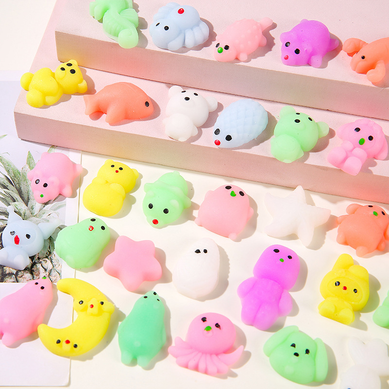 子供のおもちゃのかわいい動物の団子はつまみます。|undefined