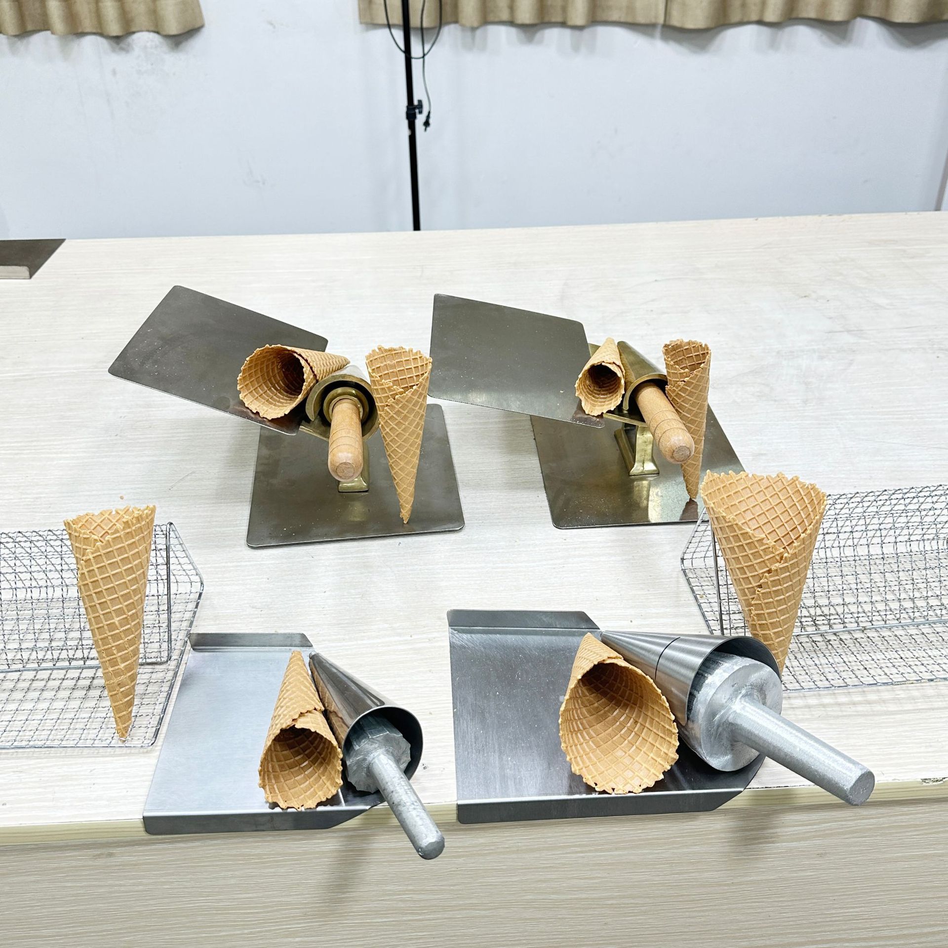 Colección de herramientas: rollos de helado, los cuencos de helado en forma de cuenco, en forma de canasta de flores, están disponibles en aluminio, cobre, madera, etc.