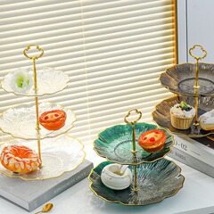 多層の果物の皿の客間のお茶のいくつかの家庭用のキャンディーの皿の前でお皿の美容院のお菓子の果物の皿を並べます。