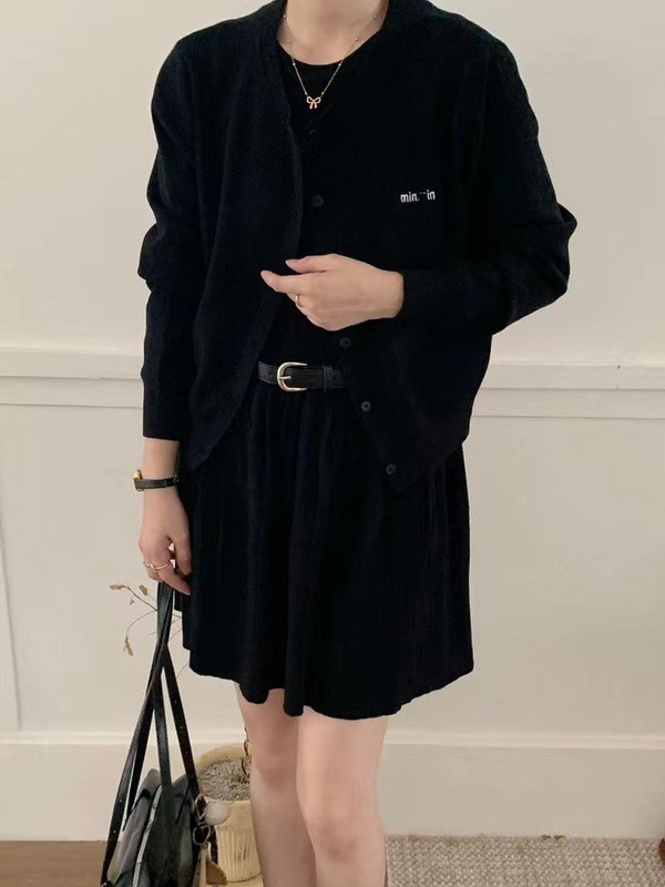 现货高品质miu家圆领针织开衫+背心百褶连衣裙+腰带两件套女高级|undefined