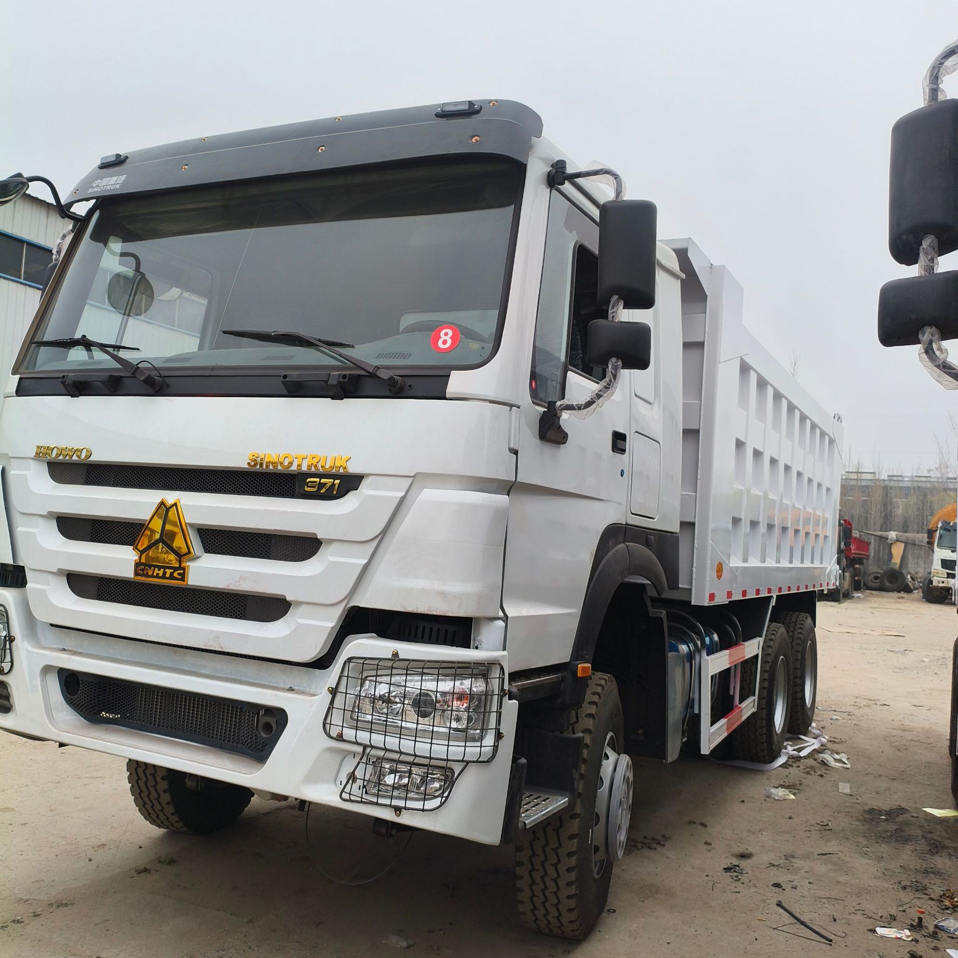 Exporting Howo 350-Horsepower Cement Tanker, Large 12-Cubic-Meter and 14-Cubic-Meter Cement Tanker