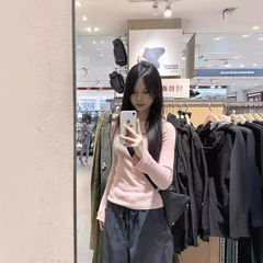 ピンクの半開襟ニットの底のシャツの女性の秋冬のデザイン感の小さい大衆のセーターの修身はやせている長袖の中で上着を掛けます。
