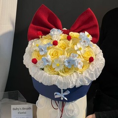 ロマンチックな白雪姫の配色バラの花束の完成品の石鹸の花のシミュレーションの手は花のバレンタインデーの誕生日にプレゼントを持ちます。