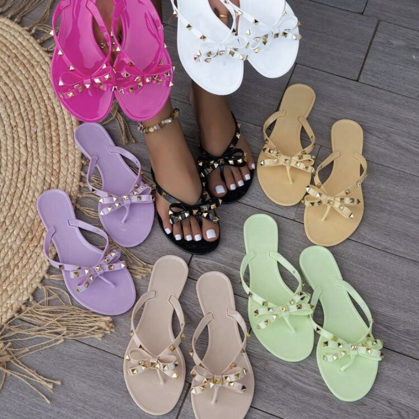 Nieuwe Europese en Amerikaanse teenslippers met strik en klinknagels voor dames, zomerse aanbieding, Hualun-stijl, antislip PVC-sandalen_voghion.com