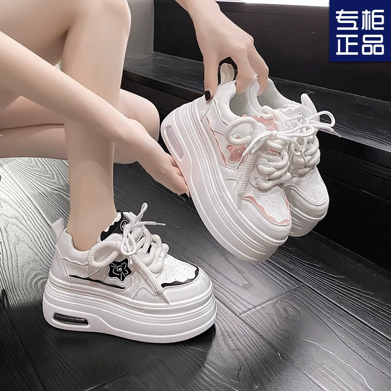 2024 Весенний новый подлинный тренд увеличивает модные толстые подошвы маленькие белые туфли