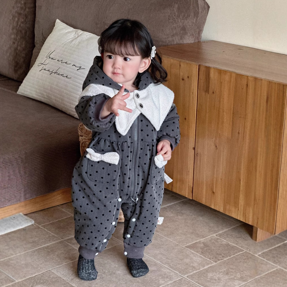 Abrigo para bebés versión coreana lindo y súper lindo chal de lunares pequeño ropa de invierno estilo occidental bebé cálido traje de escalada de invierno
