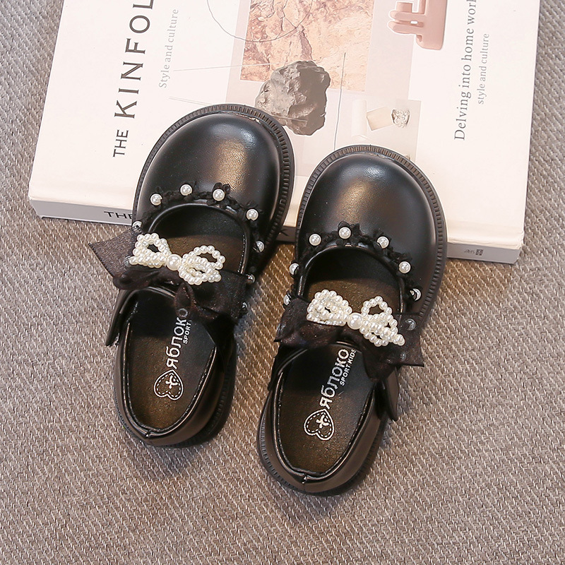 Zapatos de cuero de niñas arco de perla zapatos princesa 2025 primavera y otoño nuevos zapatos de un solo niño estudiantes zapatos de rendimiento negro