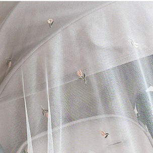 수 놓은 튤립 모기장