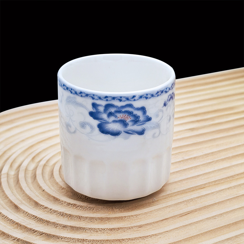 [Al por mayor] tazas de cerámica de medio patrón tazas de té tazas de vino esmaltadas flores azules coloridas tazas de té comerciales domésticos tienda de 2 yuanes