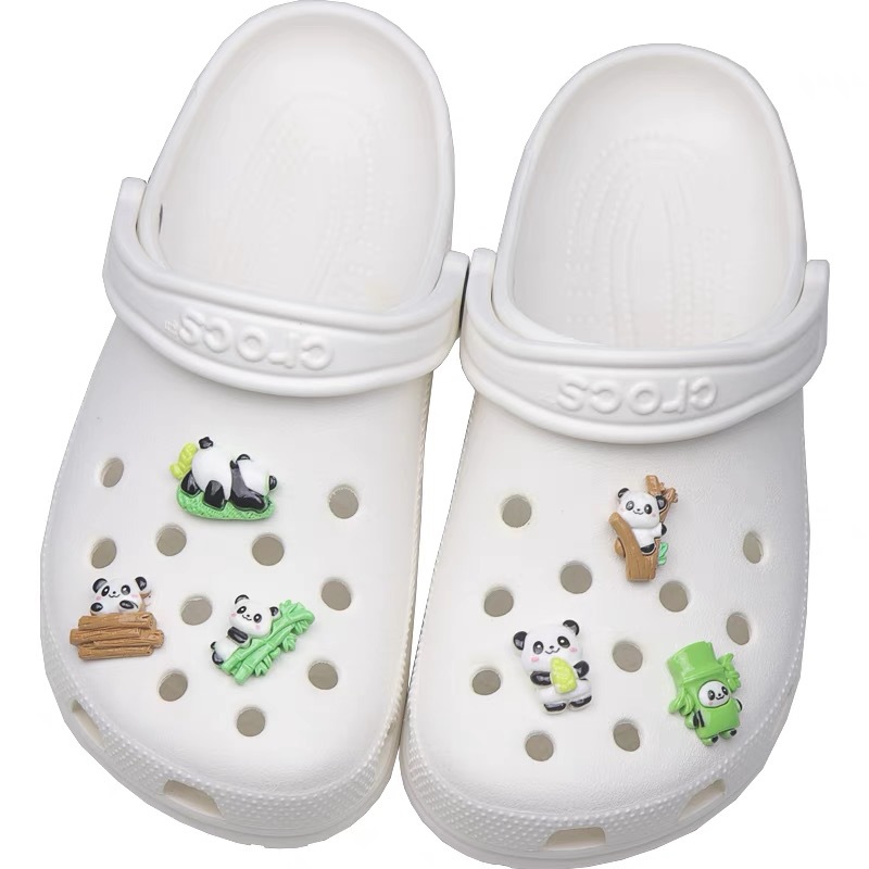 Caricatura de bambú panda comer brotes de bambú DiDi accesorios de resina nuevo agujero hebilla de zapato decoración flor de zapato tridimensional desmontable