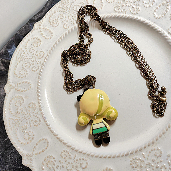 Collana con ciondolo a forma di bambola in pietra di cristallo con fiore e nappa di perle vintage, articolo unico per donna_voghion.com