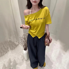 杭州漂依2025夏の新型斜め肩アルファベットプリントカジュアル半袖tシャツ女性の裾が開いて痩せている上着
