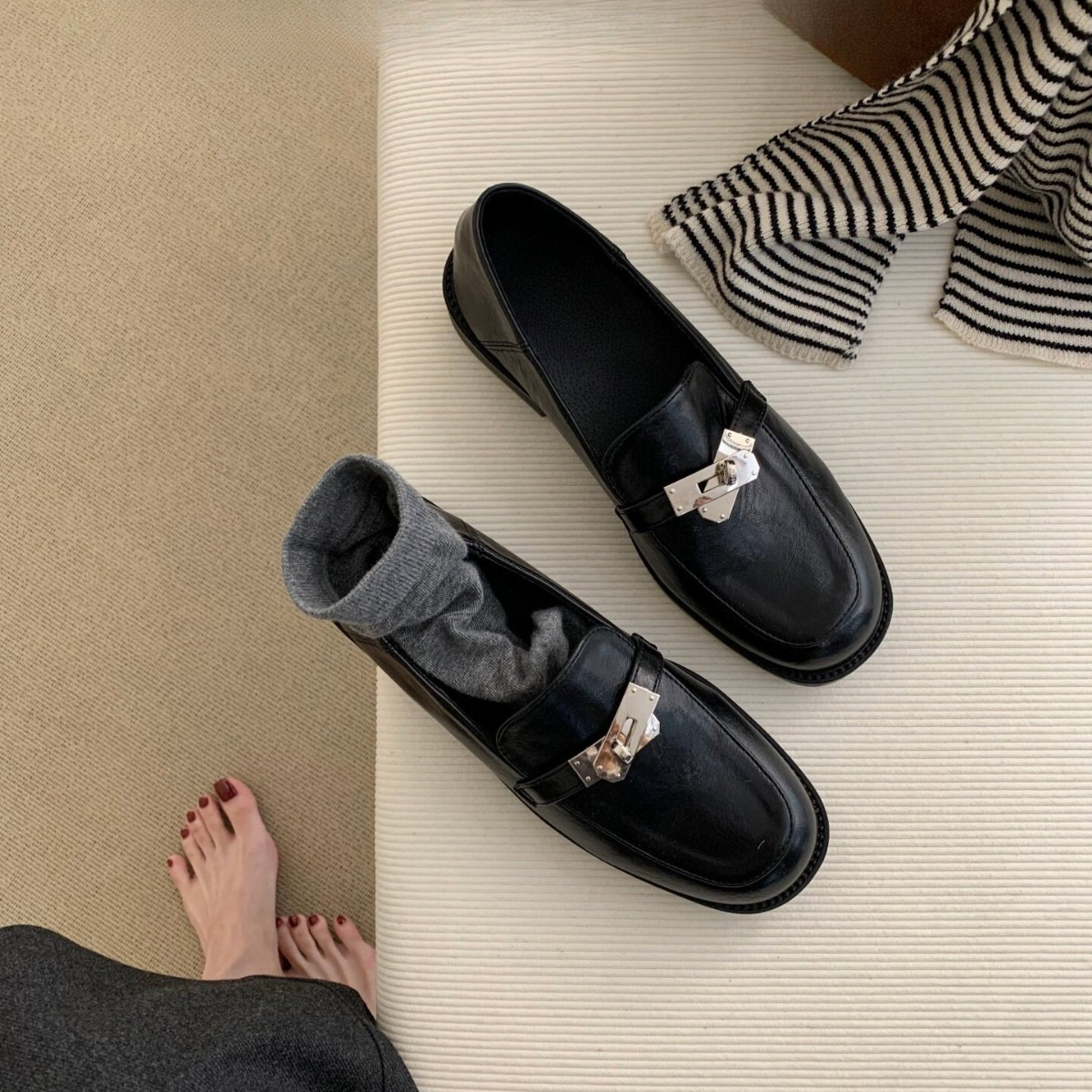 【Autumn Simple】British-style round-toe women's leather shoes, 2026 autumn new vintage buckle loafers with chunky heels