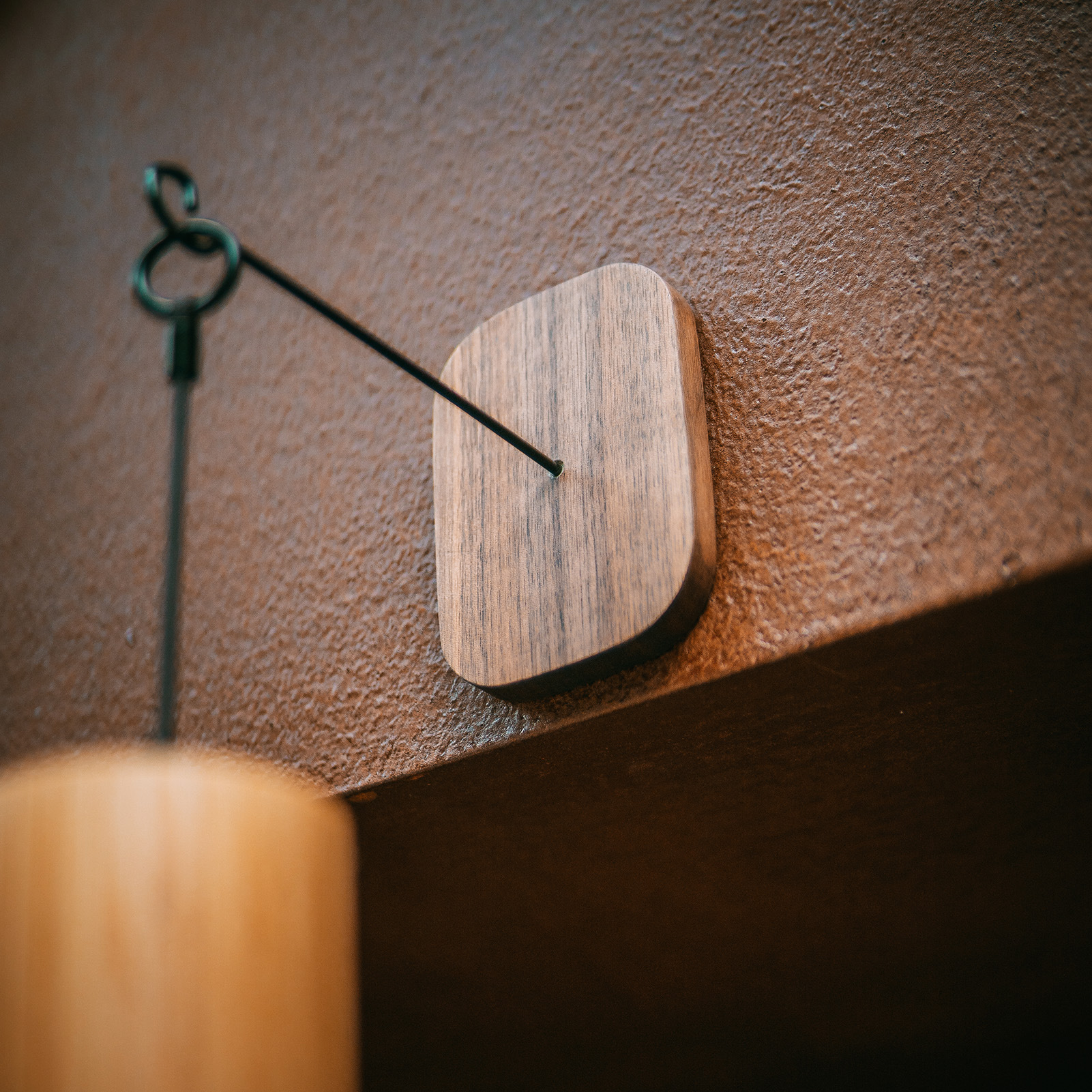 Polyphonic wind chime wall hanging rack hanging hook accessories self-adhesive punch-free walnut hanging outdoor balcony hanging decoration pendant