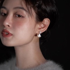 「テレサのスカート」フランスの小さな真珠の母貝のイヤリングの女性の大衆の設計の高級な耳飾りのイヤリングのイヤリング