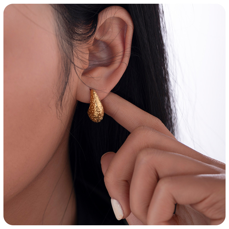 Tina transfronteriza 18K golpes de oro peras de gota de agua pendientes de moda femenina temperamento retro auriculares de acero inoxidable