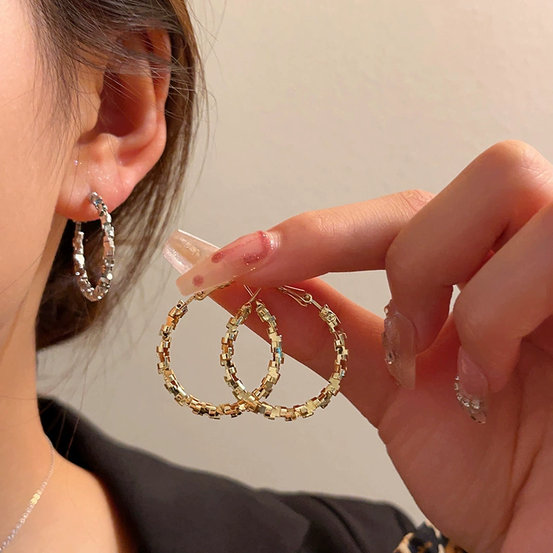 Бúss earrings? Wait should be Hoop Earrings, Metal 30 mm... translate accurately: Окольные серьги-гвоздики? Hoop earrings are сережки-обручи. Metal 30 мм, легкие универсальные модные обручи
