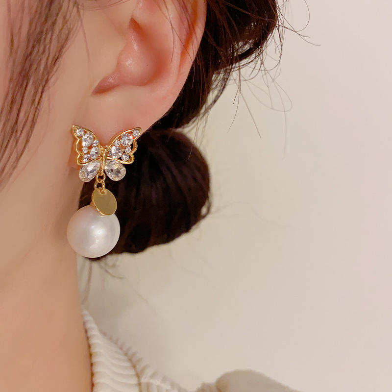 Estilo coreano Luz de lujo Dongdaemun asimétrico circón mariposa perla borla pendientes exquisitos pendientes de moda de alta calidad para las mujeres