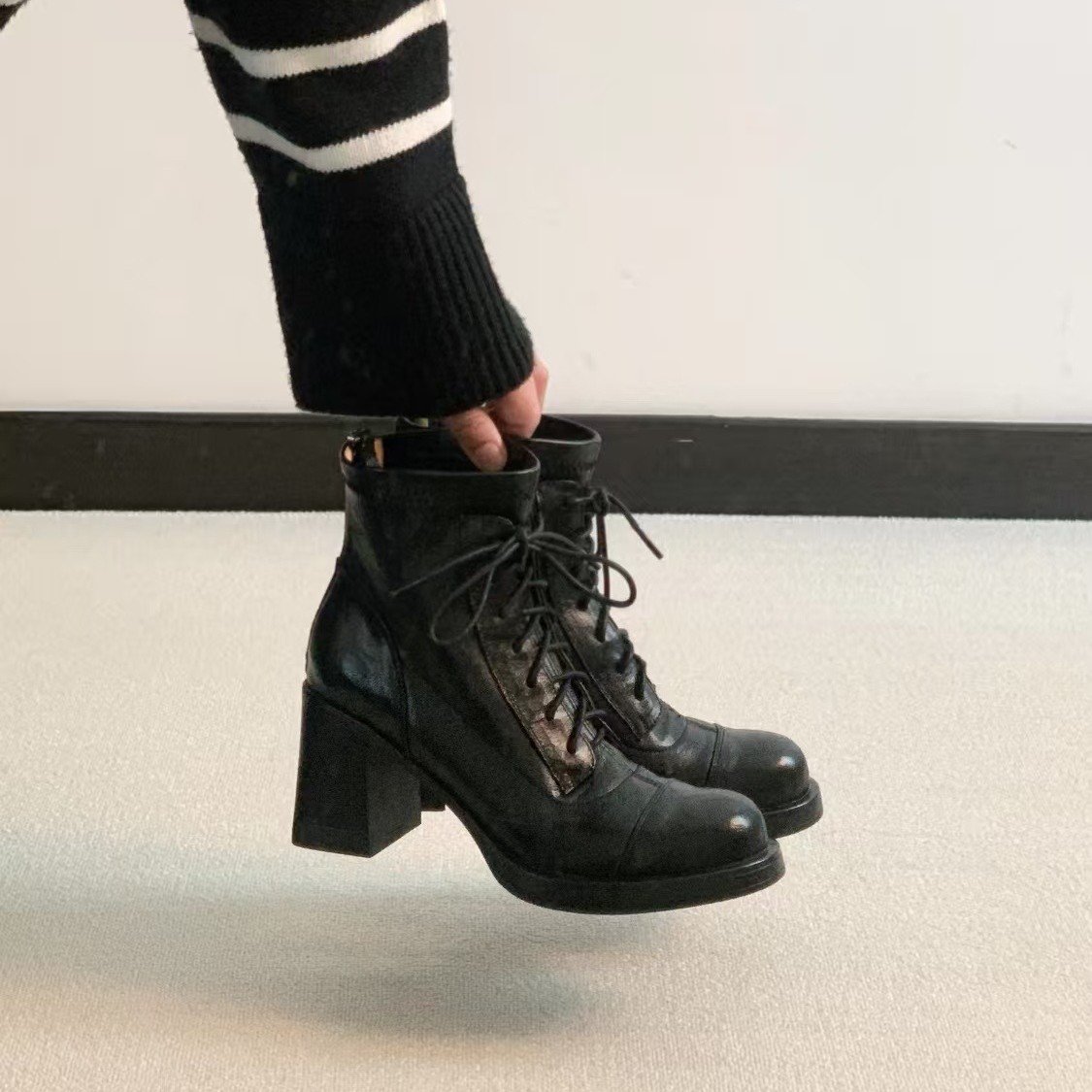 Sheepskin Version ~ 2025 New French Retro Style Round Toe Elegant Versatile Back Zipper Short Thick Heel Fashion Boots for Women