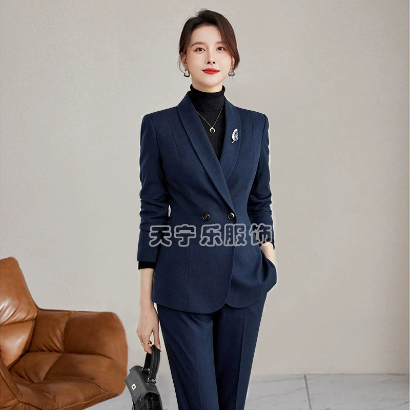 Профессиональная осенняя и зимняя женская одежда на рабочем месте утолщена