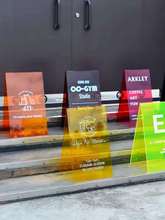 韩国三角立式彩色亚克力奶茶店服装店门口落地招牌宣传立牌展示架
