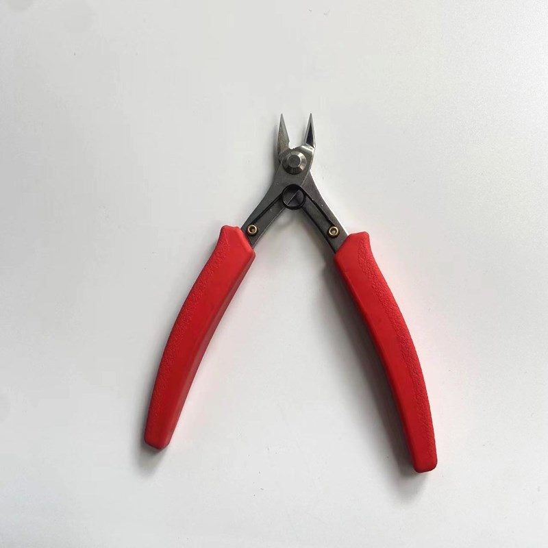 빨간색 대각선 펜치