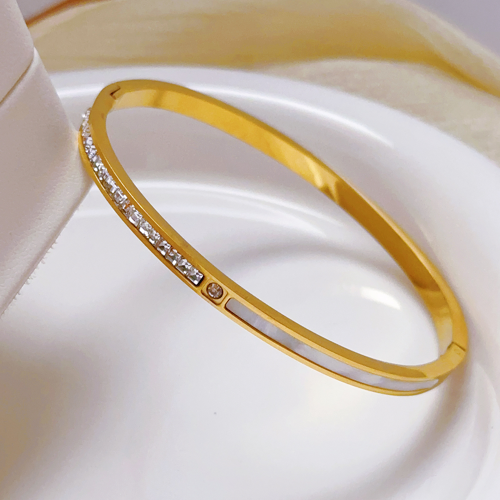 Brazalete de acero inoxidable de diamante cuadrado francés de estilo femenino blanco conchas exquisitas artículos de moda para enviar a la mejor amiga accesorios al por mayor