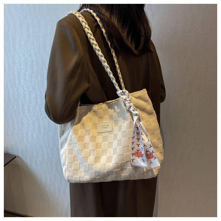 Large-capacity commuter tote bag 2023 new summer fashion large bag, women's checkered high-end and stylish single-shoulder bag undefined