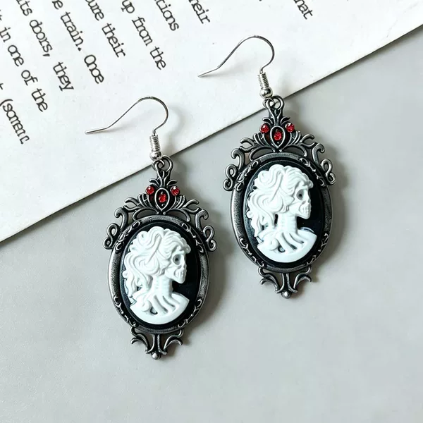 European and American Halloween Black and White Skull Queen Earrings Ins Palace Style Retro Portrait Mayo Women's Earrings