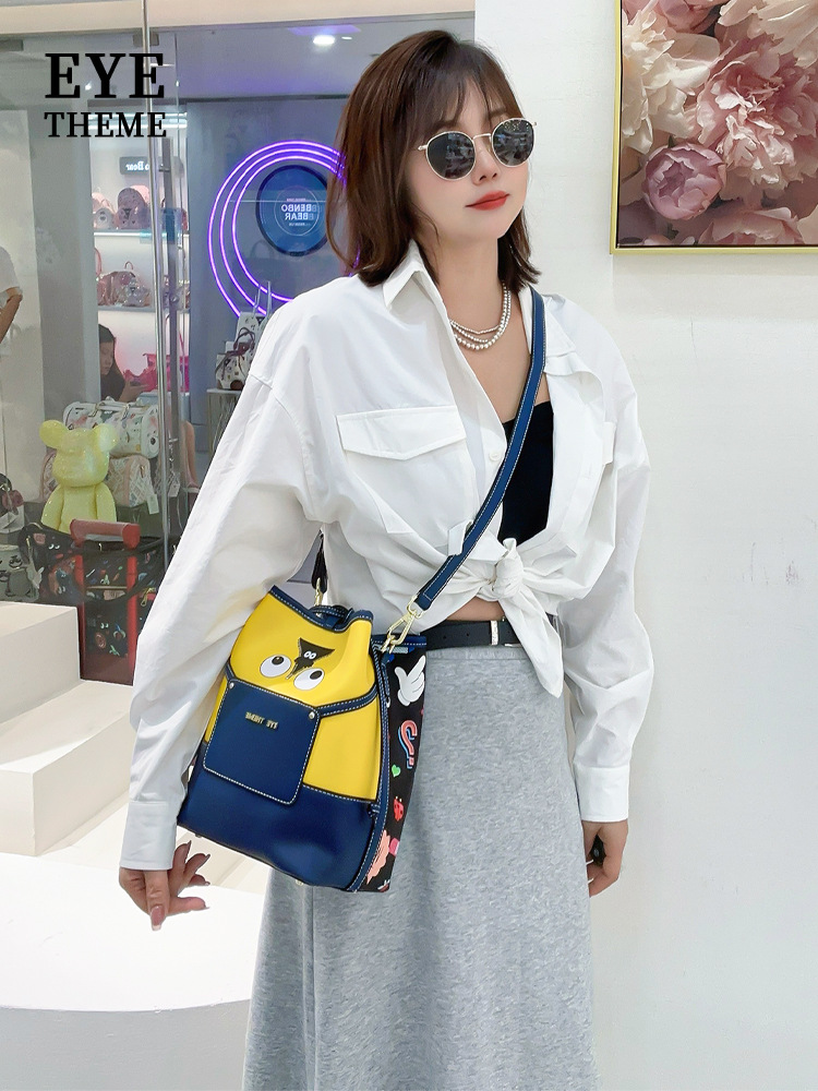 Emballado amarillo damas casuales nueva tendencia bolso de calle impresión inclinada extraña bolso de cubo 2658 #