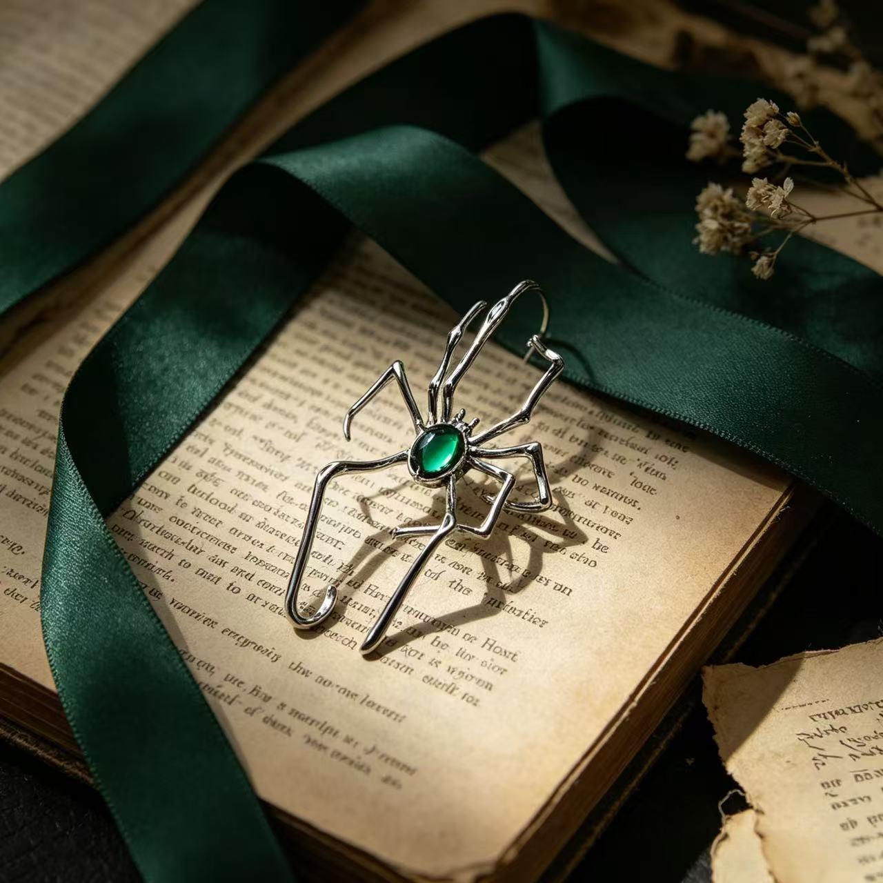 Cross-border European and American spider earrings for women, gothic unique personality dark style spider ear cuffs, Halloween earrings accessories