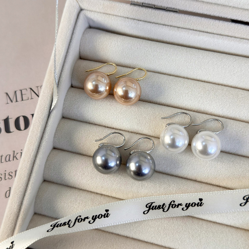Geometric universal earrings from pearl