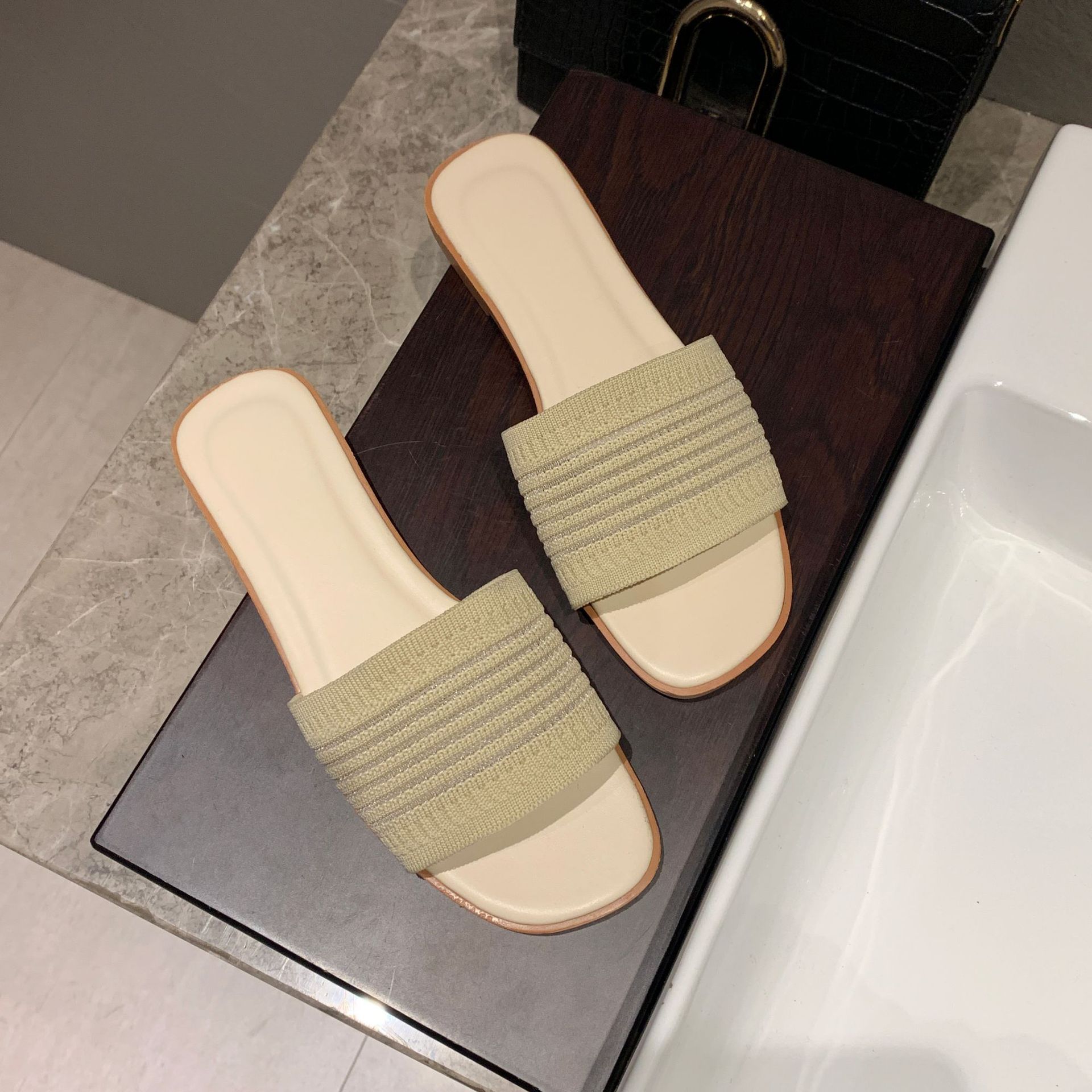 外贸日韩新款凉鞋淑女夏季一字拖防滑休闲外穿沙滩鞋女平底拖鞋