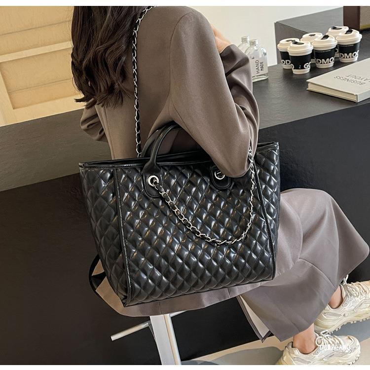 Women's rhombus large capacity women's bag 2024 new chain bag versatile hand held shoulder commuter style tote bag_voghion.com