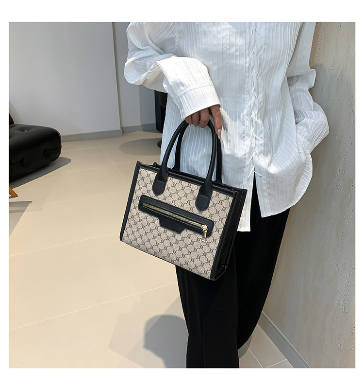 Small niche design, beautiful and personalized handbag for women 2024 new fashionable splicing trend, large capacity_voghion.com