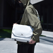 男士斜挎包磁吸扣多功能单肩包防水大容量邮差包大学生电脑包手提