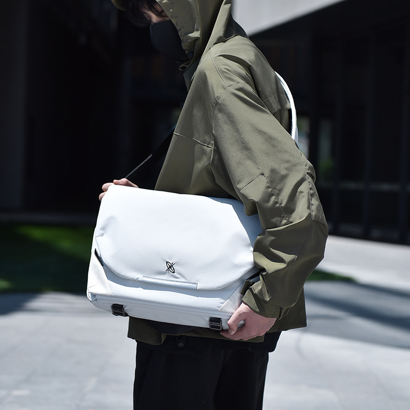 男士斜挎包磁吸扣多功能单肩包防水大容量邮差包大学生电脑包手提