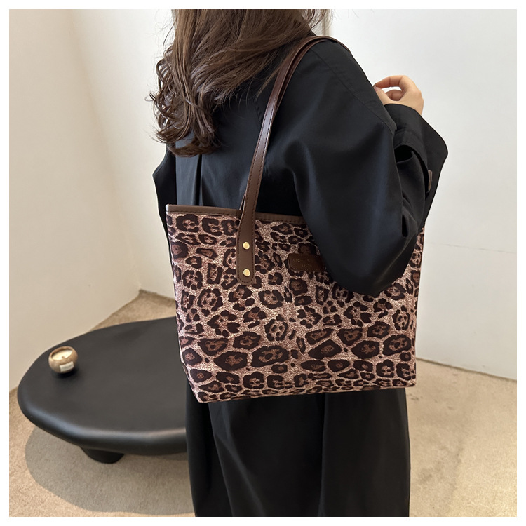 This is a new 2024 trendy and stylish large-capacity handbag for women. It is a fashionable and stylish single-shoulder tote bag for autumn and winter undefined