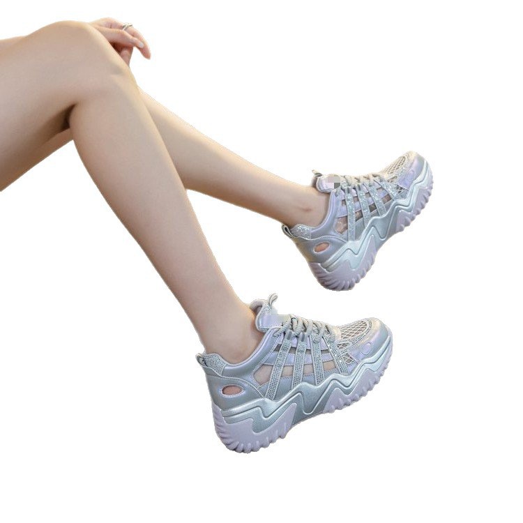 Mesh hueco zapatos blancos para mujeres 2026 nuevo verano Dongdong transpirable fondo grueso aumento deportivo sandalias casuales