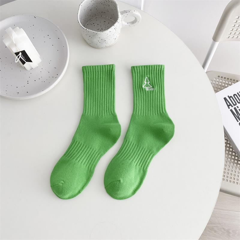 Calcetines deportivos verdes a rayas calcetines de algodón de las mujeres al por mayor Calcetines de algodón de color sólido bordados a media pantorrilla de las mujeres