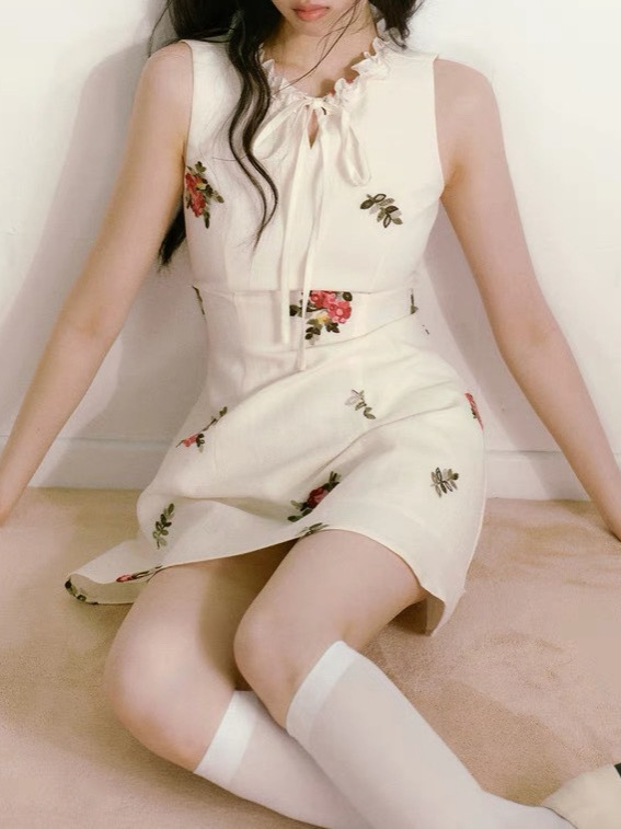 米色立体花朵刺绣无袖连衣裙女夏系带修身收腰背心裙|undefined