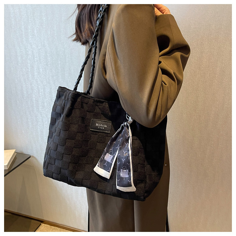 Large-capacity commuter tote bag 2023 new summer fashion large bag, women's checkered high-end and stylish single-shoulder bag undefined
