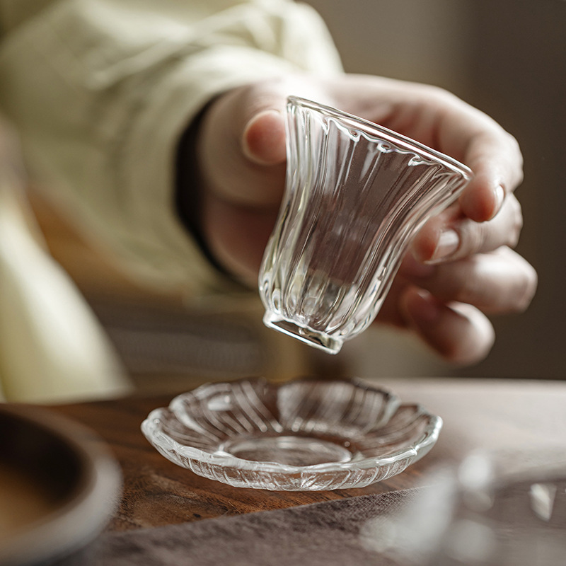 Taza de té pequeña de vidrio de pétalos de crisantemo Taza maestra gruesa y resistente al calor Taza de té japonesa de una sola taza con plato de posavasos Taza personal para té