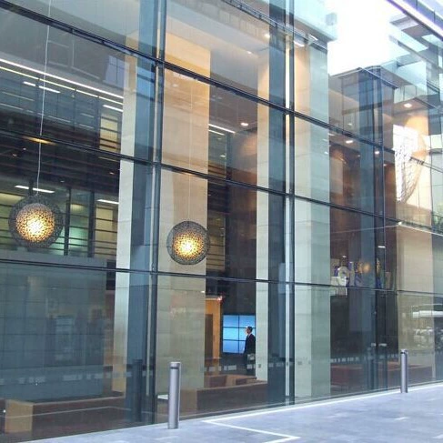 Коммерческое здание с стеклянной фасадной стеной, наружная стеклянная стена, алюминиевый фасадный экран