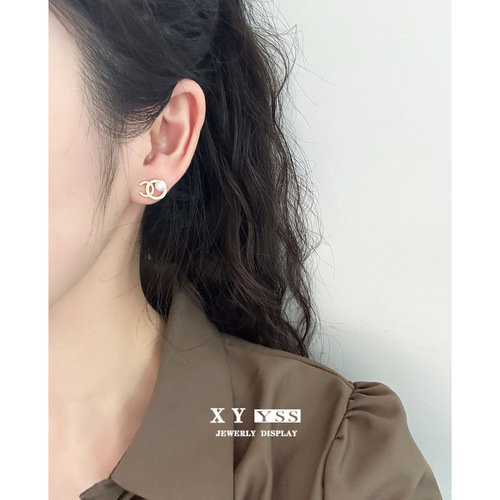 Xiaoxiangfeng French double C pearl micro-embedded ear clip for women without pierced ears mosquito coil disc fashionable temperament high-end ear jewelry
