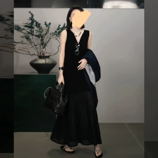7647法式小香风优雅V领无袖剪裁拼接微透下摆冰丝针织连衣裙女夏