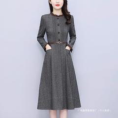 2025春と秋のワンピースの女性の中の長いスカートは身を修めて腰の花の縁の襟の長袖の正式な気質の場を収めます。