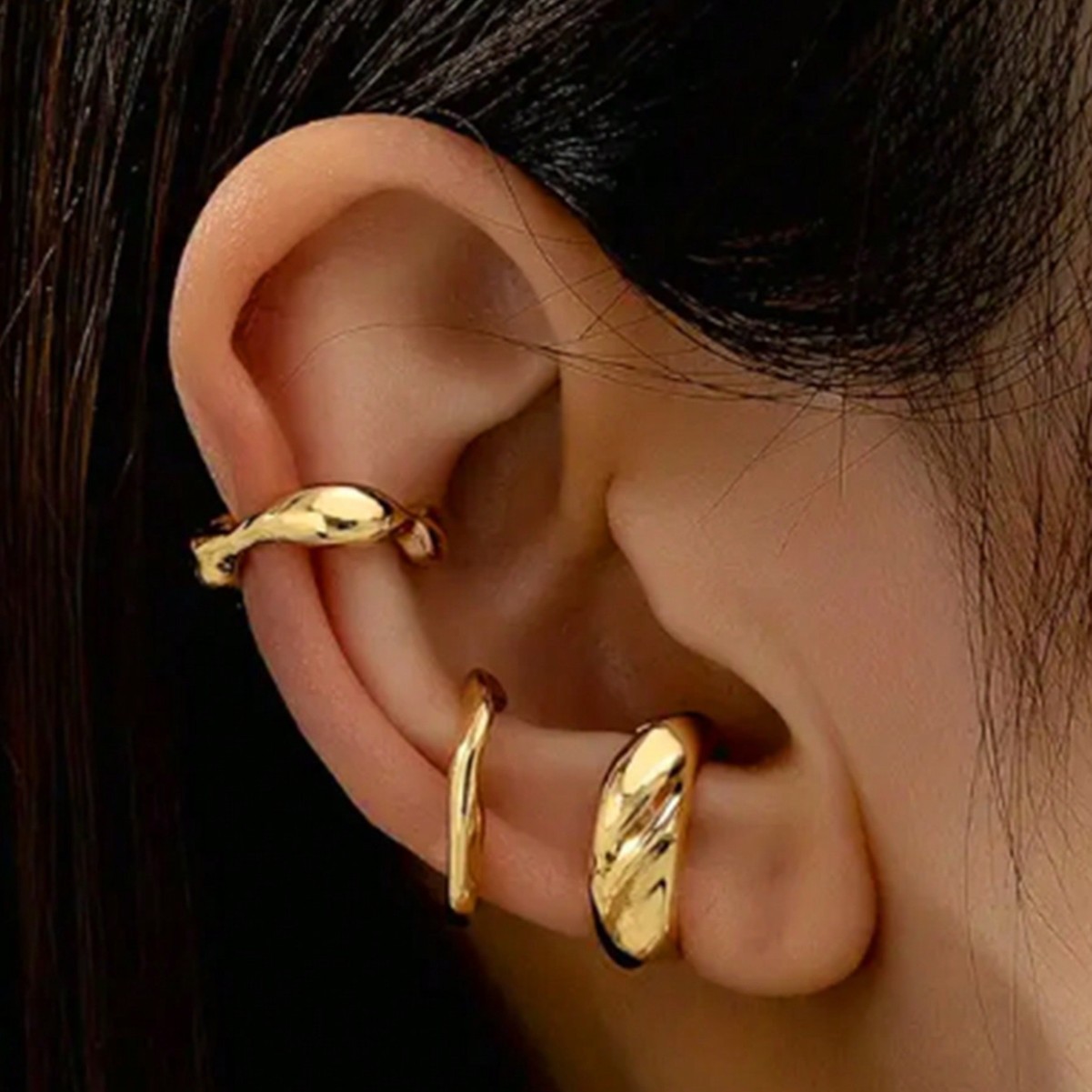 Orecchini a clip in oro, minimalisti, eleganti e unici, dalla forma irregolare, composti da 3 pezzi._voghion.com